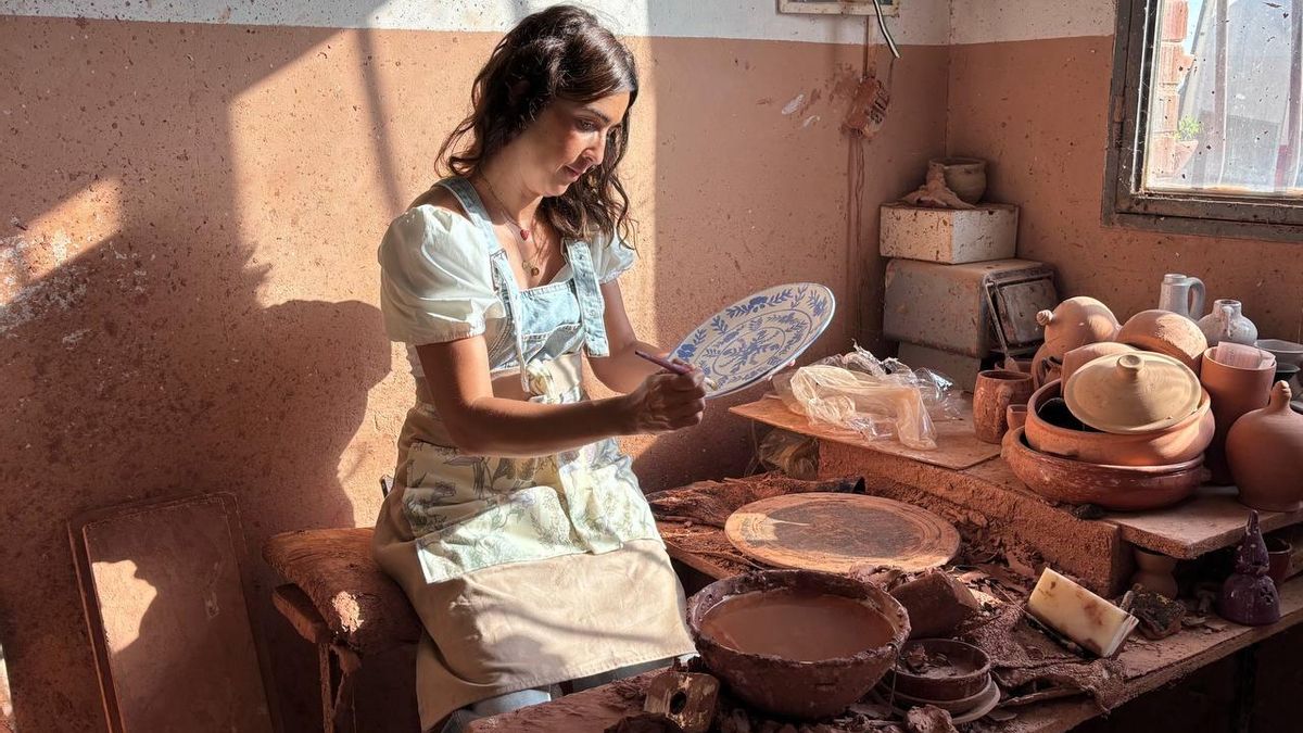 Marta Merino, de La Sobre.mesa, decora una pieza en el taller de Antonio Naharro