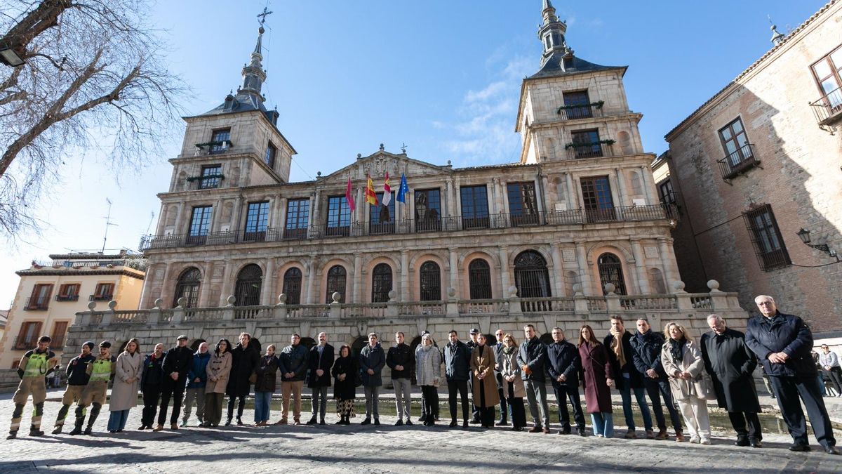 Minuto de silencio por las víctimas en Ademuz (Córdoba) a las puertas del Ayuntamiento de Toledo