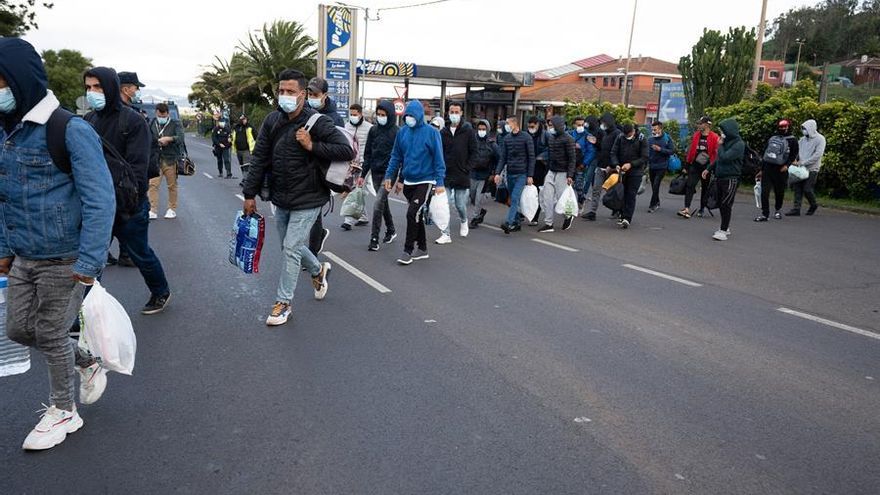 Los migrantes se hartan del campamento de Las Raíces, en Tenerife: frío, barro y poca comida