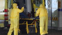 Dos sanitarios trabajan con una ambulancia