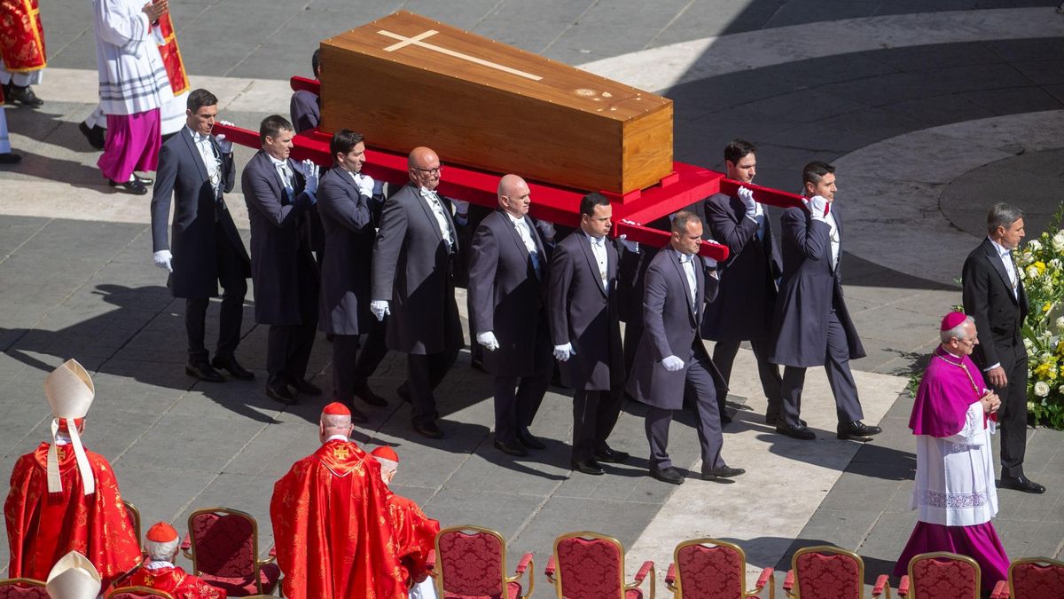 Salida del féretro del Papa de la Basílica de San Pedro durante el funeral. Por elección del propio Bergoglio, el ataúd es sencillo, hecho de madera y zinc.