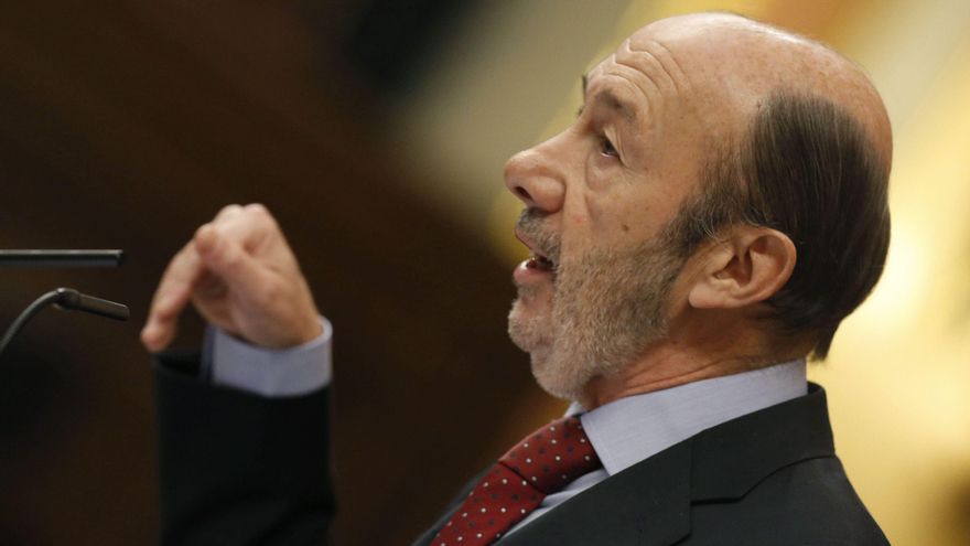 Rubalcaba prepara con los barones los planes del PSOE con el 25-N en la mente