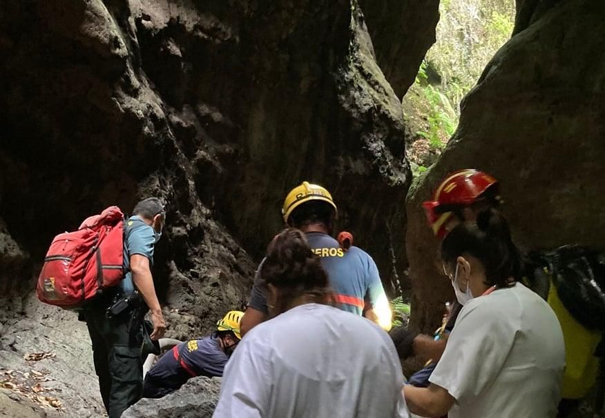Asistencia a la senderista herida en Los Tiles. BOMBEROS LA PALMA