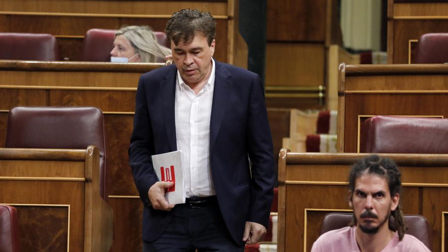El diputado de Teruel Existe y presidente de la formación, Tomás Guitarte, momentos antes de una intervención en el Congreso
