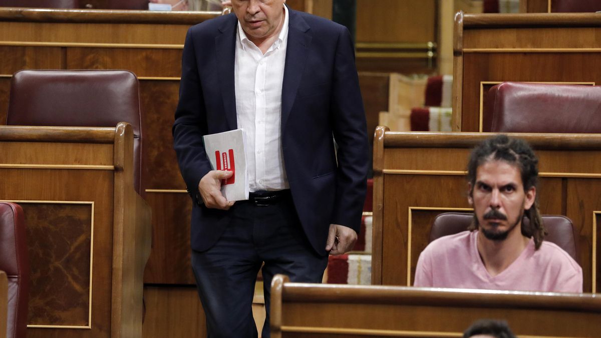 El diputado de Teruel Existe y presidente de la formación, Tomás Guitarte, momentos antes de una intervención en el Congreso