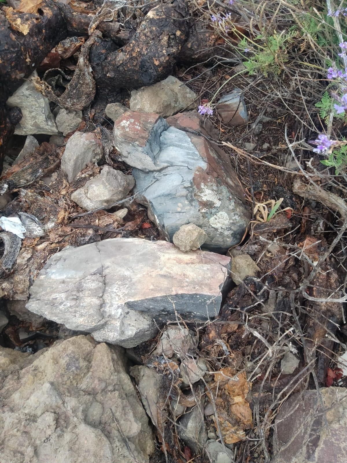 Rocas donde se encontraba el grabado, destruidas.