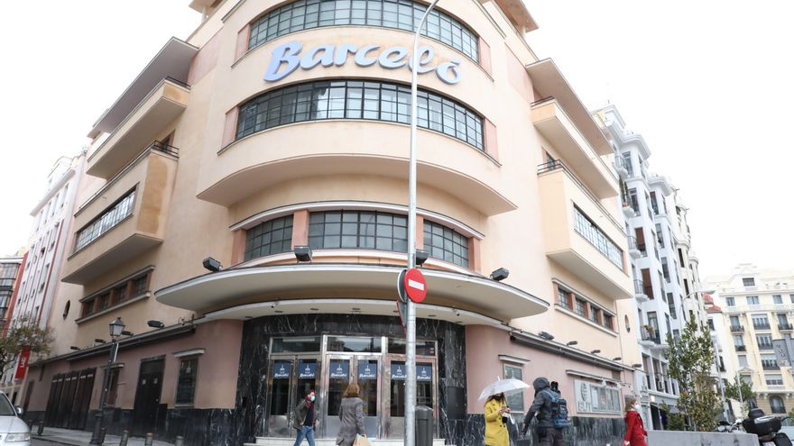 ranseúntes pasan al lado de la puerta del Teatro Barceló donde esta pasada noche se celebró una fiesta sin mascarillas que está siendo investigada por la Policía Municipal de Madrid.