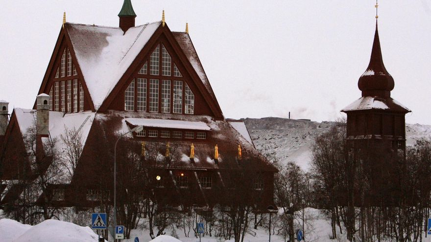 Una ciudad sueca, obligada a mudarse casa a casa por el hundimiento de la mina de hierro más grande del mundo