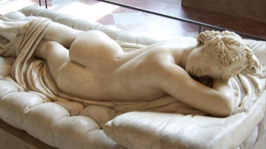 Desnudo o con ropa: ¿cómo es más aconsejable dormir?