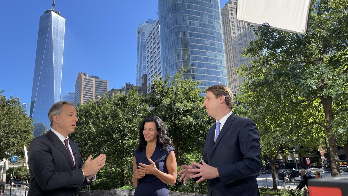 El periodista Jake Tapper con la profesora Juliette Kayyem y el historiador Garrett Graff en el memorial del 11-S, en 2021.