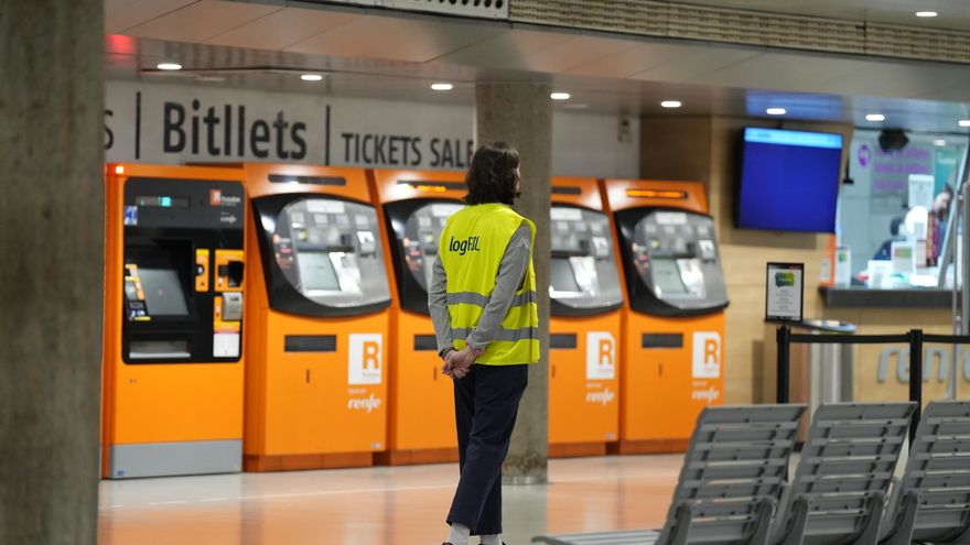 Una persona en la Estación de Passeig de Gràcia mientras continúa la suspensión del servicio de Rodalies.