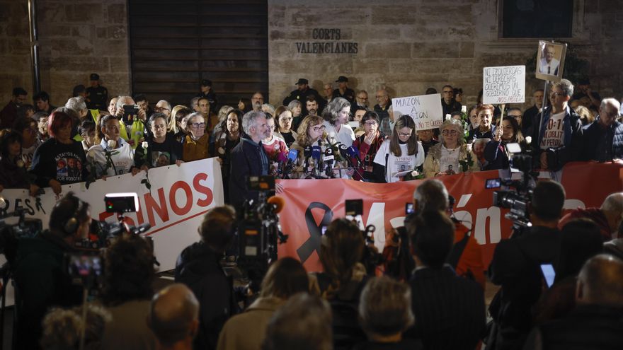 Una protesta pide 'Mazón a prisión' en València en plena negociación PP-Vox para su relevo