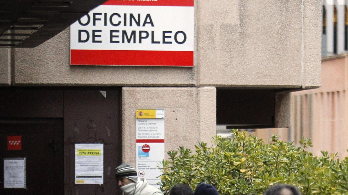 Imagen de archivo de personas a la entrada de una Oficina de Empleo. EFE/Fernando Alvarado