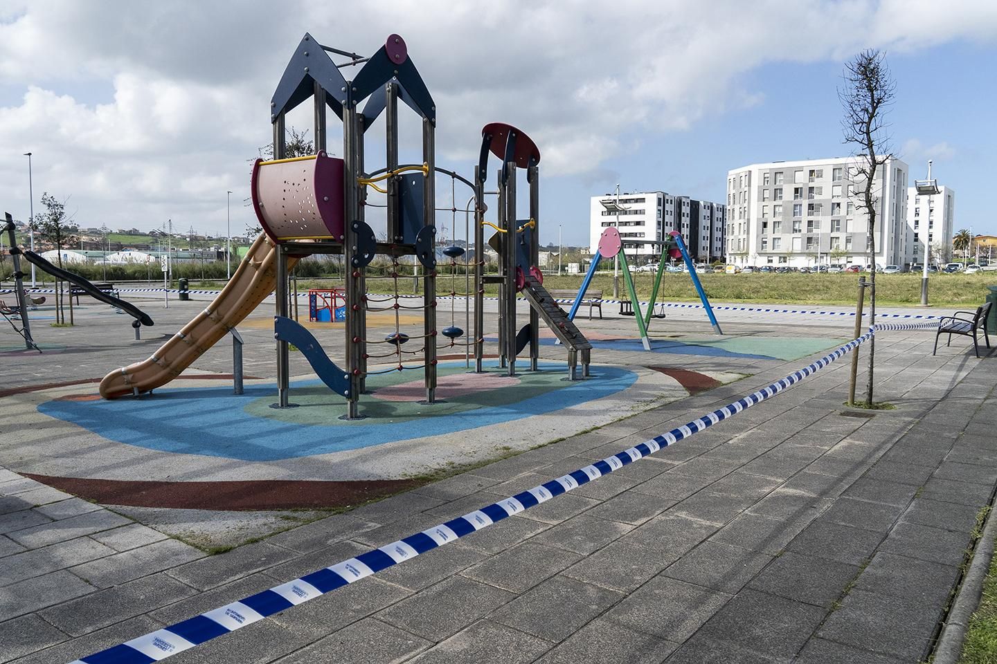 Parque infantil cerrado al público en Santander. | JOAQUÍN GÓMEZ SASTRE