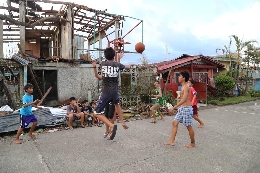 Distrito de Burauen, isla de Leyte Además de seguir tratando de llegar a las poblaciones más aisladas a través de clínicas móviles, otra de las prioridades de MSF es la atención psicológica. Las necesidades en el área de salud mental son enormes, ya que muchas de las víctimas han perdido a su familiares, amigos y hogares. Para superar el trauma, muchos tratan de recuperar la normalidad en sus vidas. MSF ya ha prestado apoyo psicológico a unas 2700 personas y está formando al personal sanitario local para que pueda atender las urgencias y las futuras necesidades de salud mental. © Agus Morales