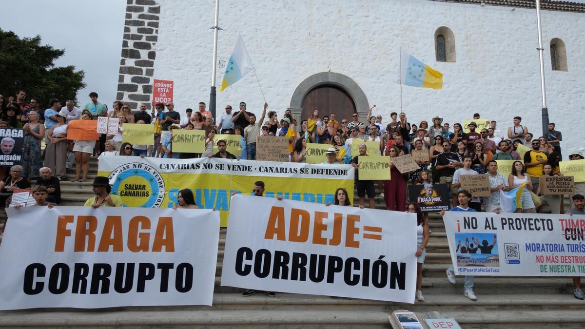 Decenas de personas protestan en Adeje contra el proyecto turístico Cuna del Alma.