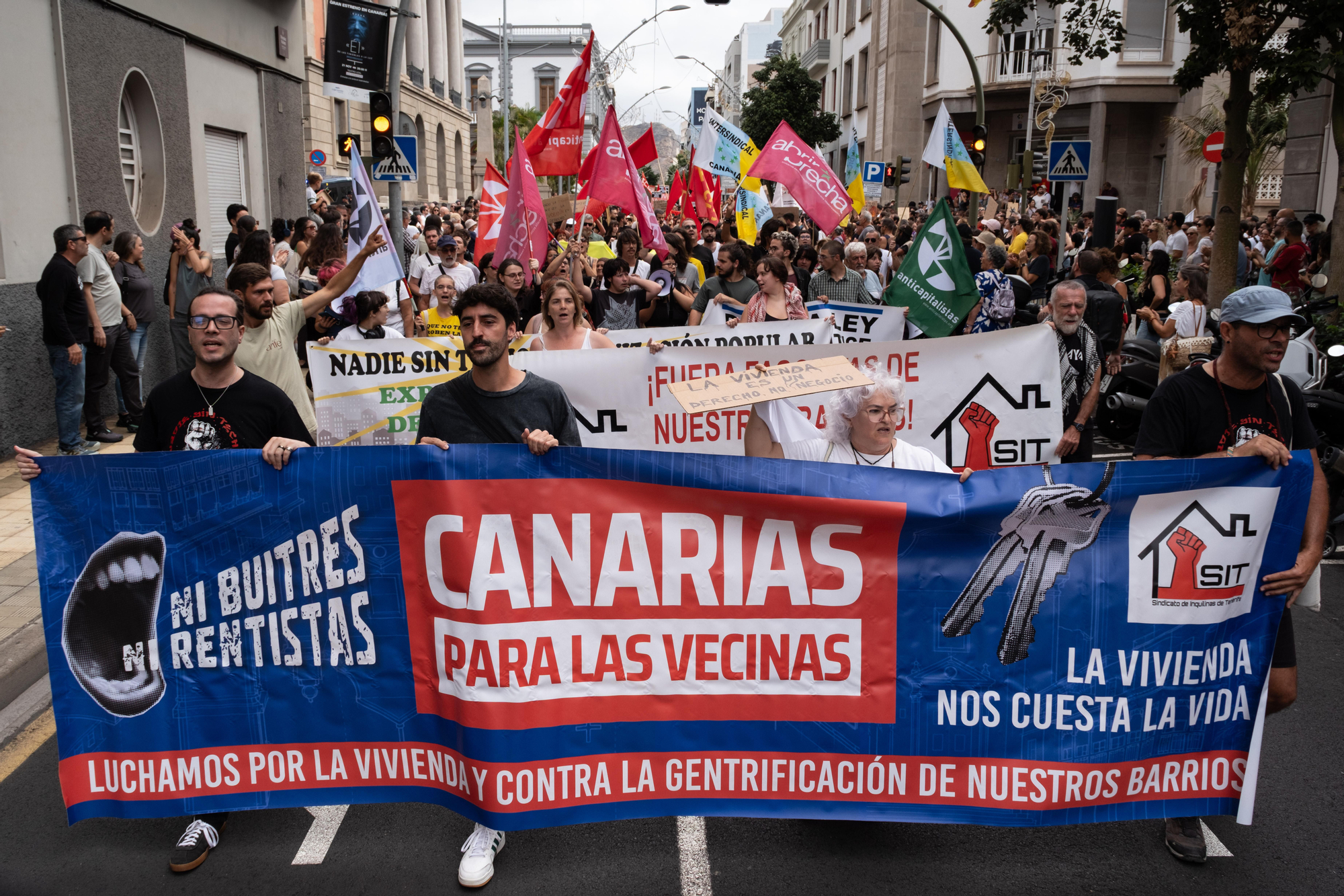 Miles de canarios han salido a la calle este sábado en Santa Cruz de Tenerife, para alzar la voz contra la especulación