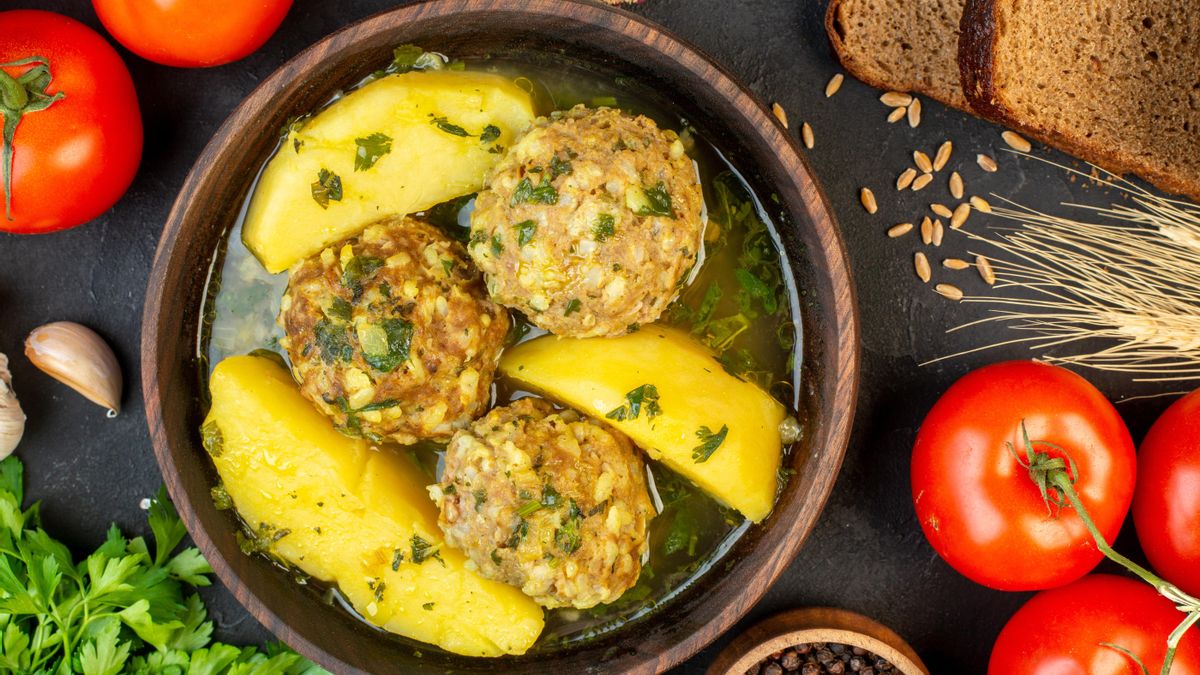 Albóndigas de bacalao con patatas y verduras: un plato único y lleno de sabor para disfrutar