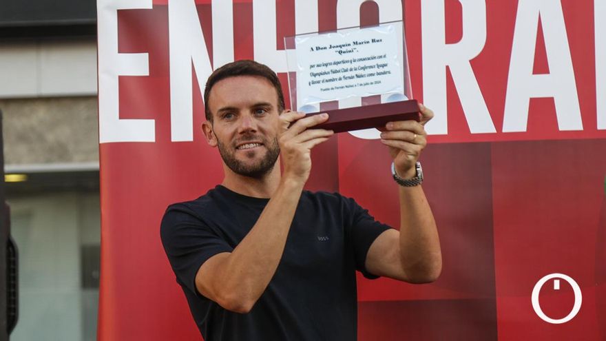 Fernán Núñez brinda un familiar aplauso a Quini