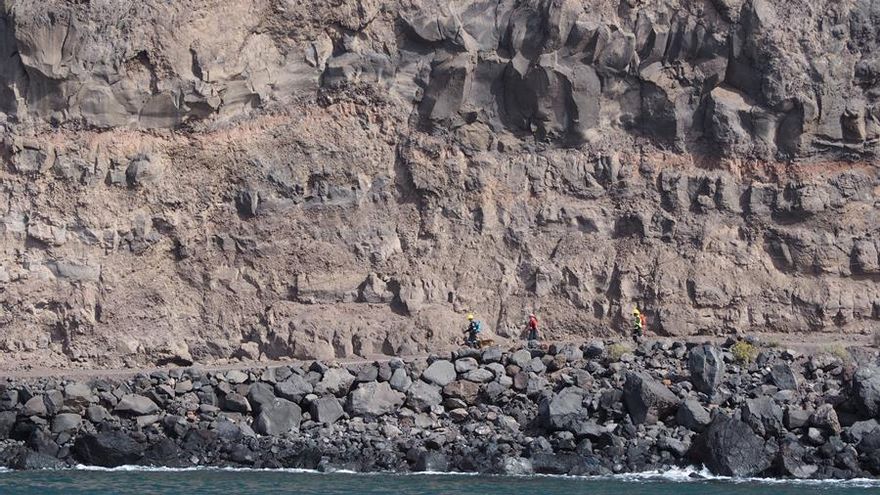 Efectivos del dispositivo de emergencia estudian la seguridad del terreno en Argaga, en La Gomera, tras producirse un desprendimiento. EFE/Violeta Mesa