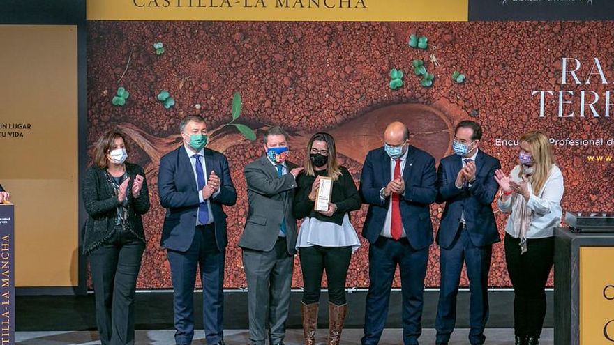 Entrega del premio a Cristina Díaz, sumiller de Maralba