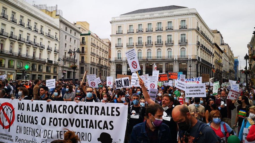 Protesta contra los macroproyectos de renovables en zonas rurales ante el temor de que colonicen el paisaje