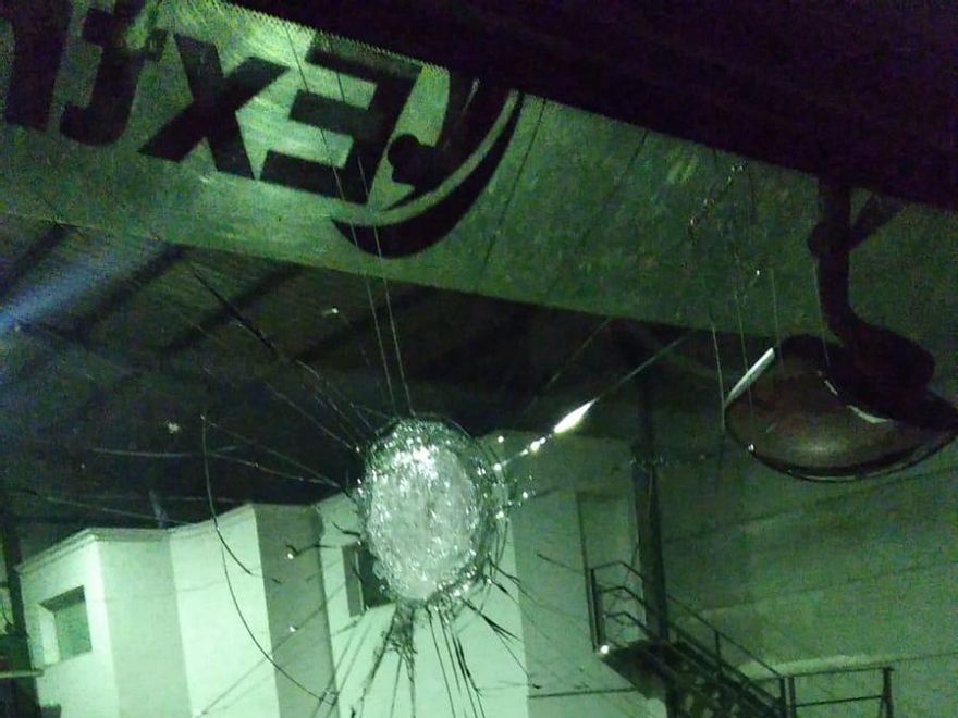 Luna del camión de Cofares que ha sufrido daños por los piquetes del paro de transportistas