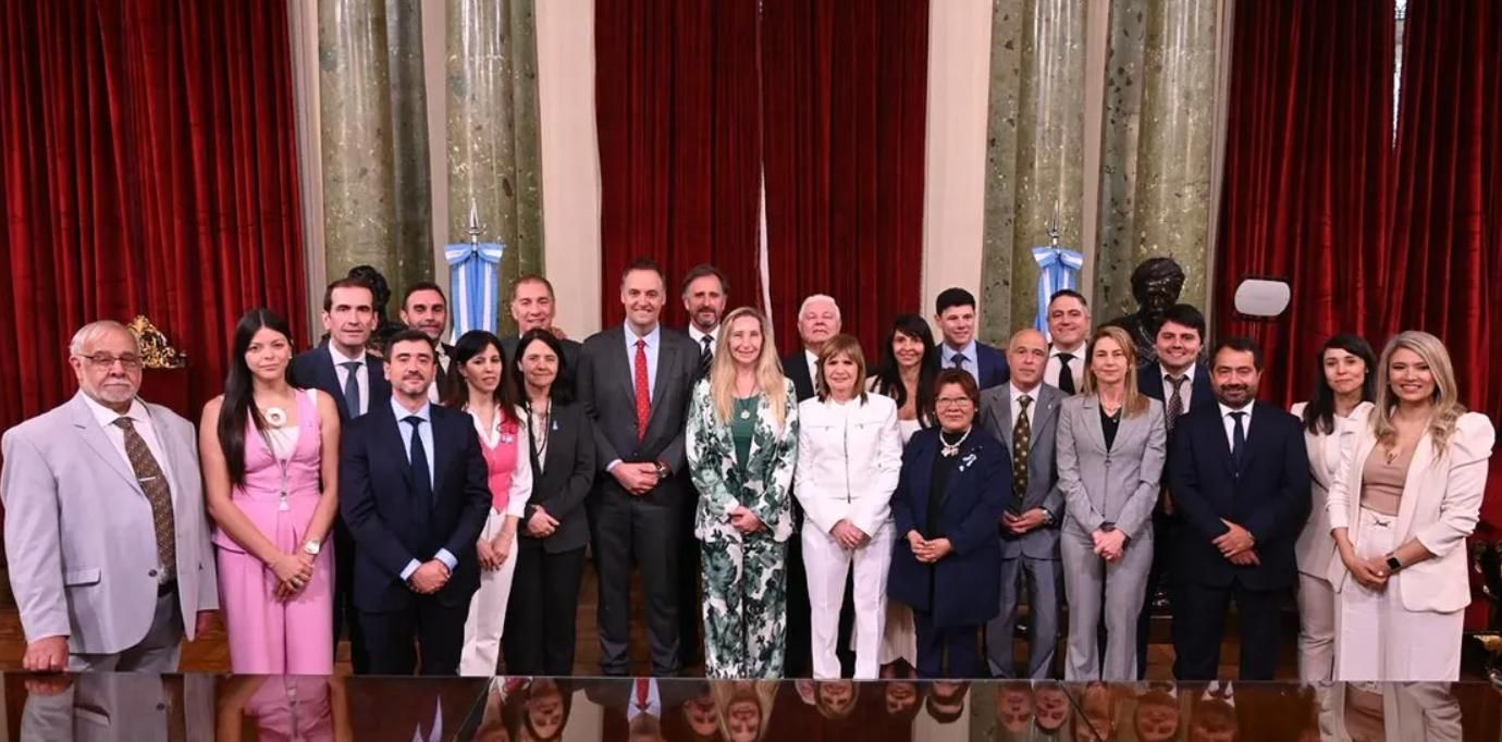 Senadores de La Libertad Avanza junto a Karina Milei y Manuel Adorni.