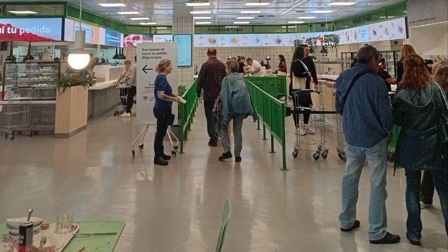 Colas en un Ikea de Madrid, durante el apagón.