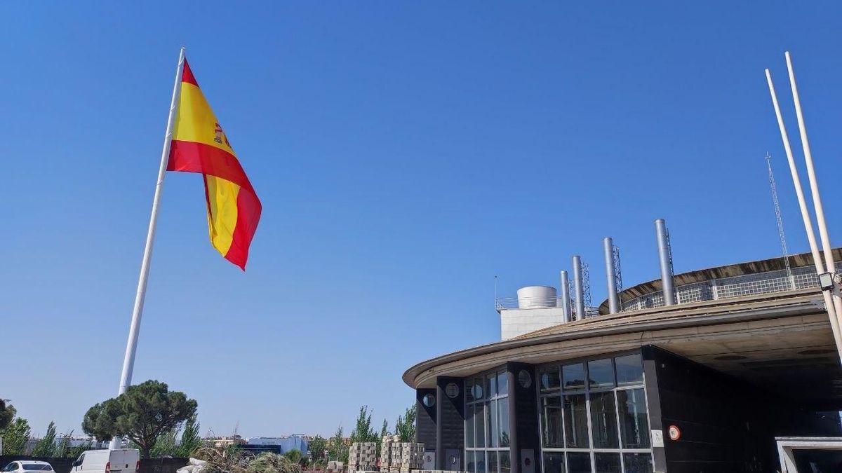 Madrid inaugura su circuito de Fórmula 1 presumiendo erróneamente de haber izado la mayor bandera de España