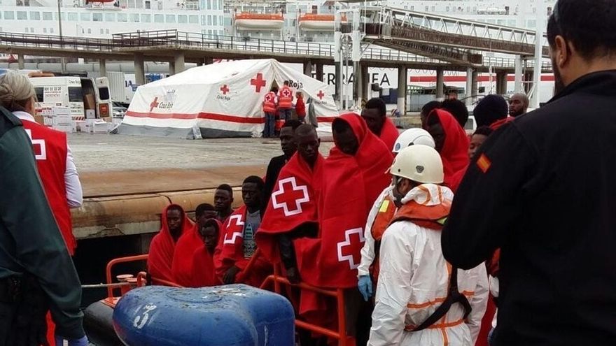 Cruz Roja presta ayuda a 2.292 personas llegadas en patera a Málaga en 2017, casi el triple que en 2016