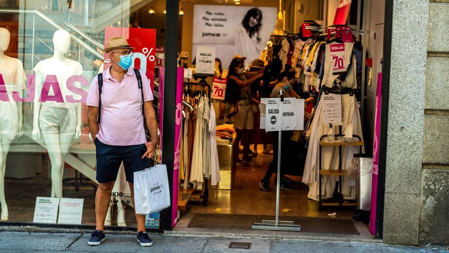 Las ventas del comercio minorista bajaron en julio el 3,7 % respecto al mismo mes del año pasado, con lo que este indicador encadenó su quinto mes consecutivo a la baja tras el estallido en marzo de la pandemia de la covid-19, según los datos publicados hoy por el Instituto Nacional de Estadística (INE).