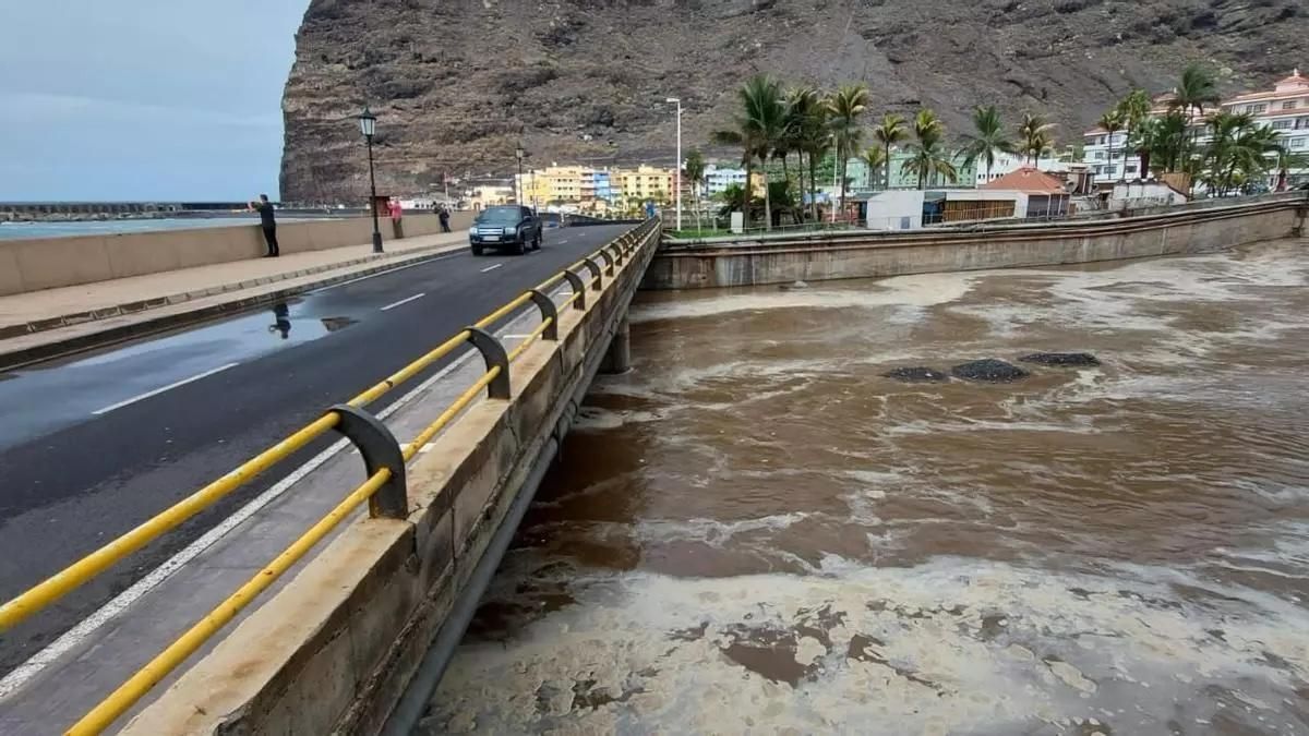 Imagen de archivo de la desembocadura del Barranco de Las Angustias, en el barrio de El Puerto de Tazacorte, este martes, con agua en  el cauce.