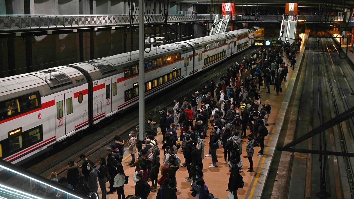 Noche de incidencias en Atocha con cortes y desvíos en siete líneas de Cercanías por la caída de objetos a las vías