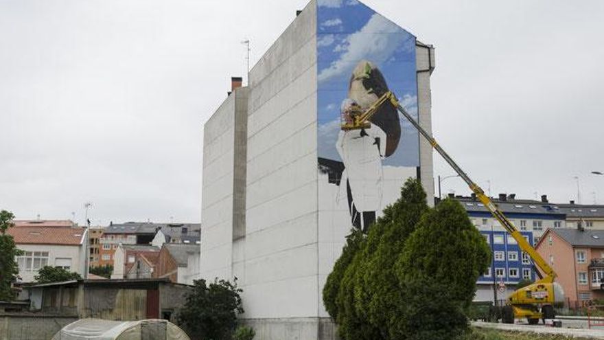 El artista Yoseba pintando uno de sus murales