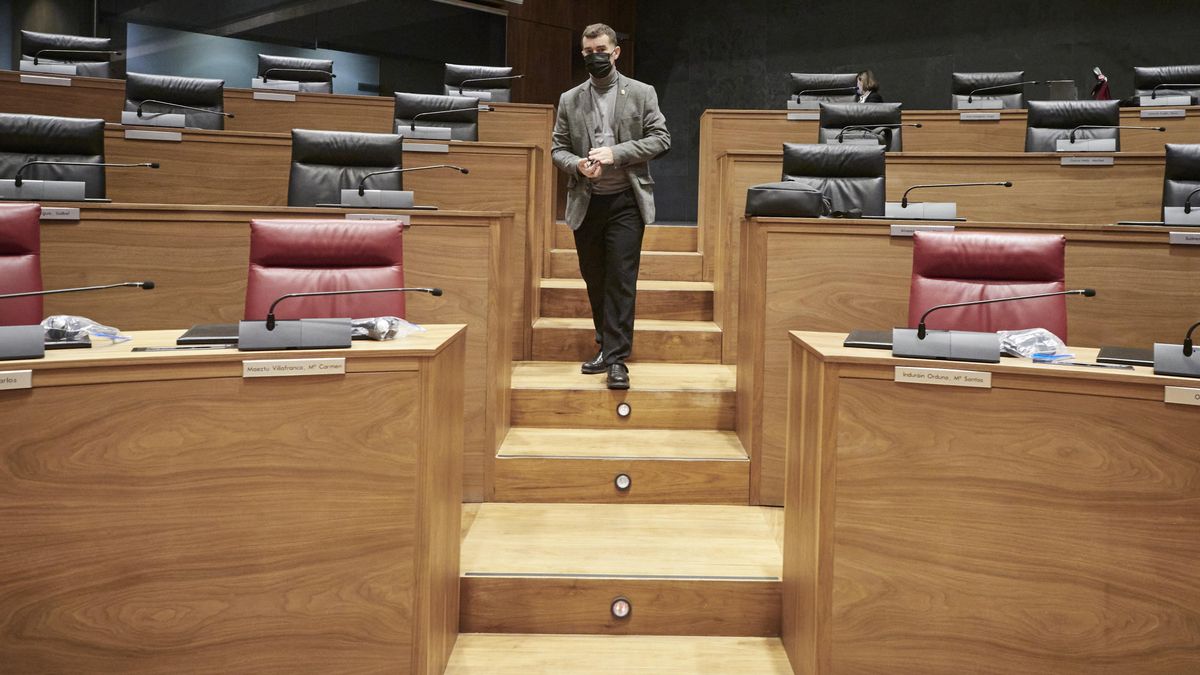 Archivo - El consejero de Políticas Migratorias y Justicia del Gobierno de Navarra, Eduardo Santos, en el Parlamento de Navarra.