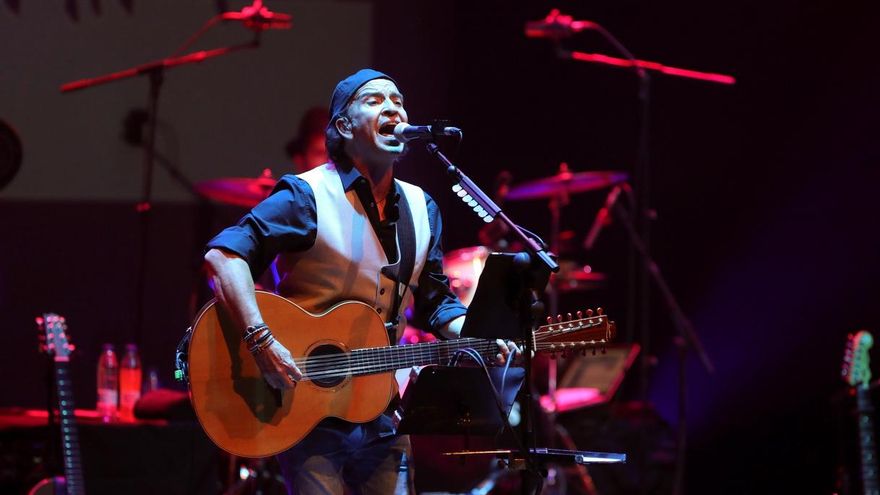 El cantante y guitarrista de Los Secretos, Álvaro Urquijo, durante un concierto.