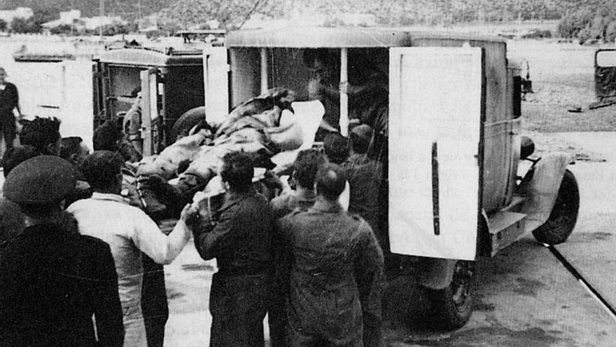 El cuerpo de Ramón Franco es introducido en una ambulancia al llegar a la base de Pollença el 30 de octubre de 1938