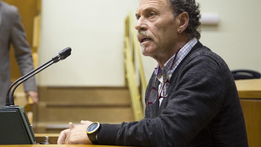 El parlamentario socialista Bixen Itxaso durante la defensa de la Ley de Vivienda.