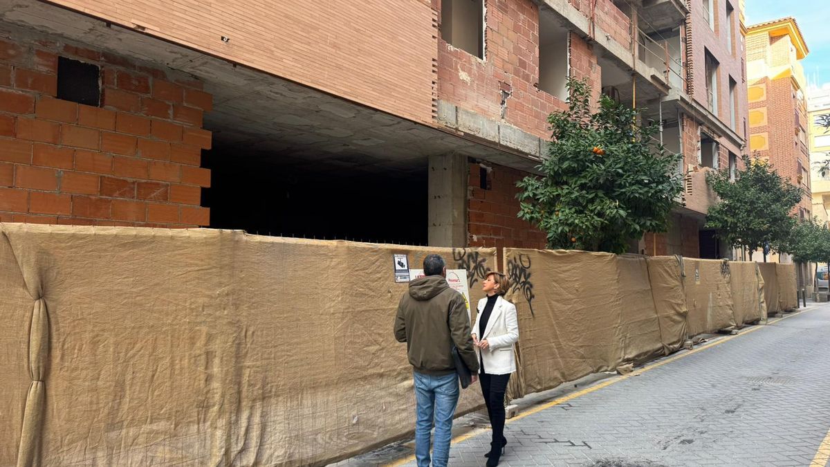 La concejala del Padrón del Ayuntamiento de Lorca, Belén Pérez, junto a uno de los edificios desalojados. AYUNTAMIENTO DE LORCA