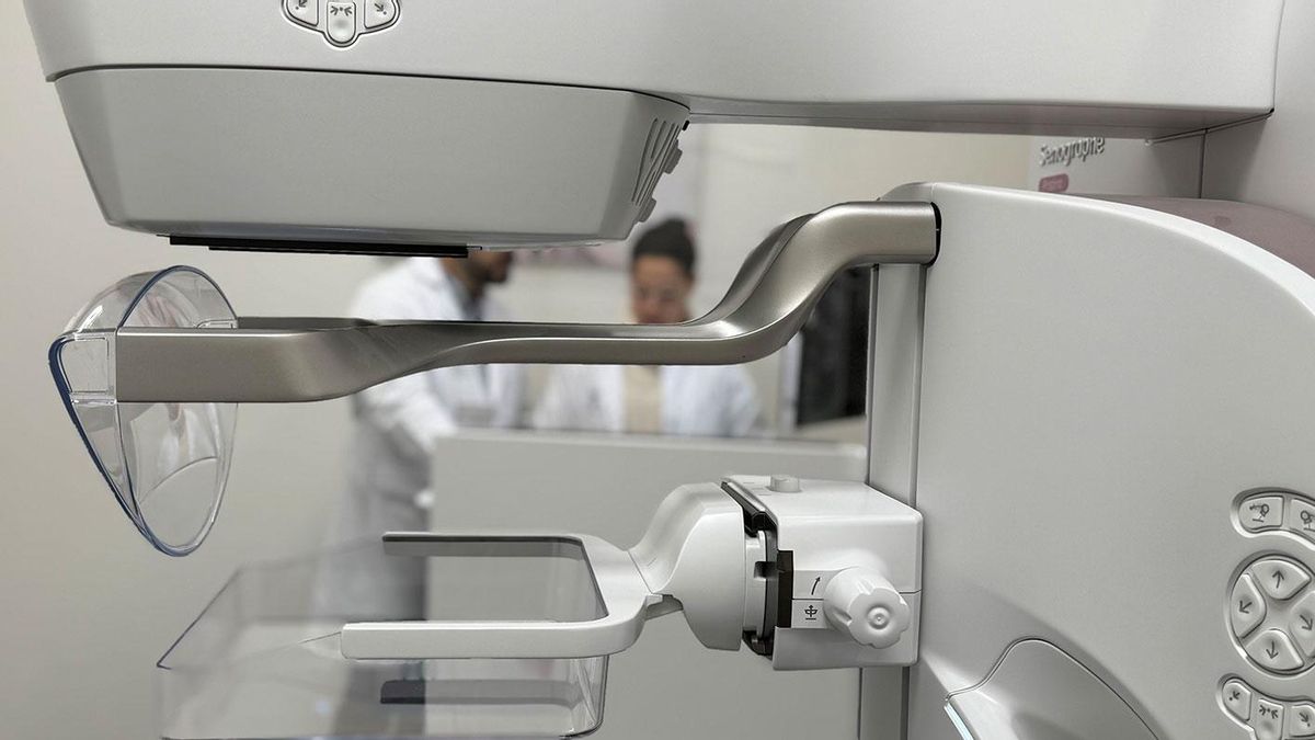 El Gobierno de Cantabria justifica externalizar los diagnósticos de mamografías porque no tiene radiólogos suficientes