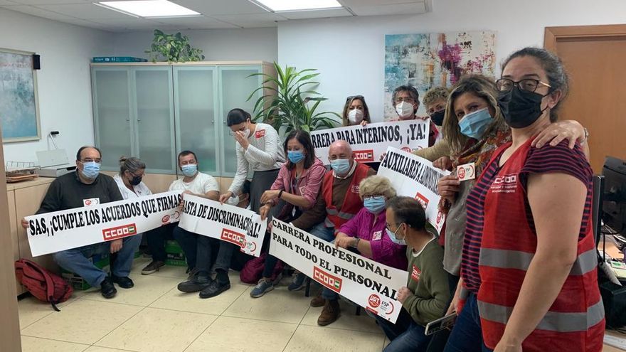 CCOO y UGT se encierran en un hospital para exigir a la Junta de Andalucía que cumpla sus acuerdos sanitarios