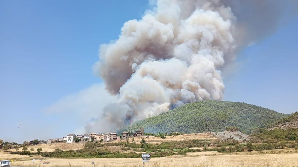 Un incendio forestal en Riglos (Huesca) se aproxima al pueblo de Santa María de la Peña y moviliza un amplio dispositivo