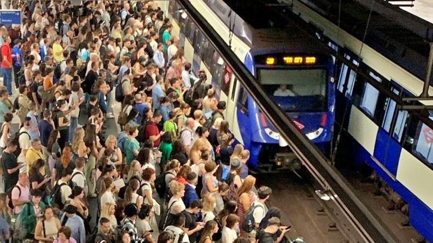 La Comunidad de Madrid responde a las aglomeraciones de viajeros asegurando que su Metro es “el mejor del mundo”