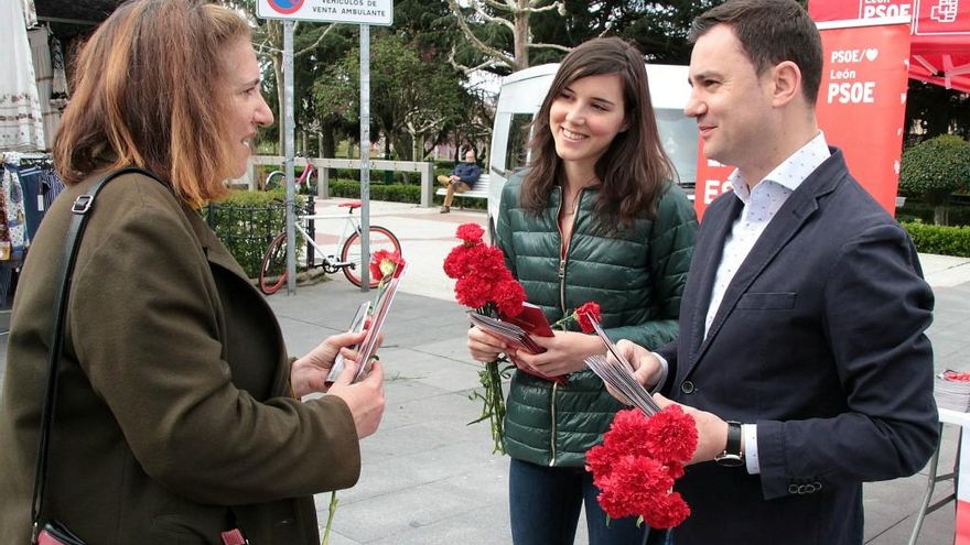 Peio García / ICAL El secretario general del PSL-PSOE y número uno al Congreso de los Diputados por León, Javier Alfonso Cendón, y la secretaria de Igualdad y número dos de la misma lista, Andrea Fernández, hacen campaña en el rastro de León