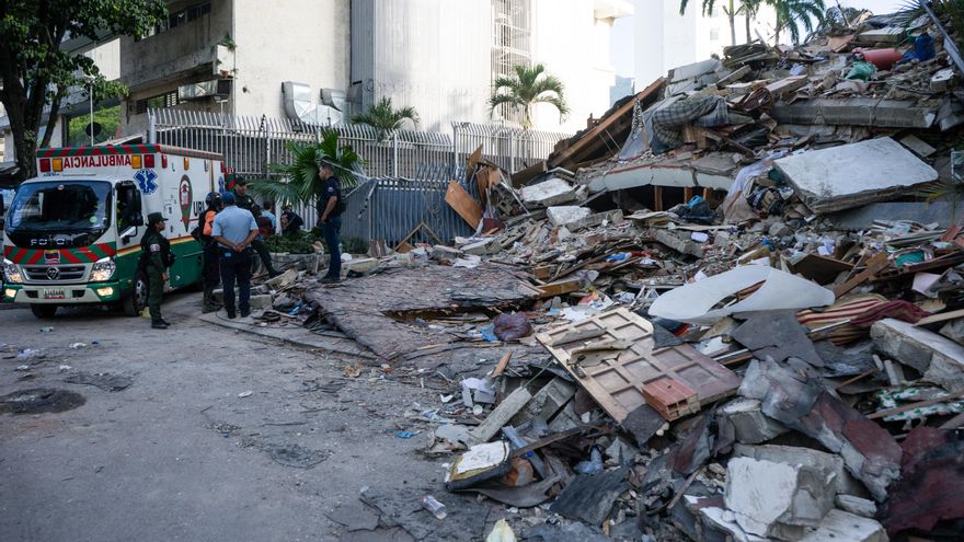 Integrantes de la Protección Civil de Venezuela participan este jueves, en las labores de remoción de escombros y búsqueda de sobrevivientes entre edificios colapsados por los terremotos, durante un operativo de rescate en el municipio de Chacao, en el este de Caracas (Venezuela). EFE/ Boris Vergara