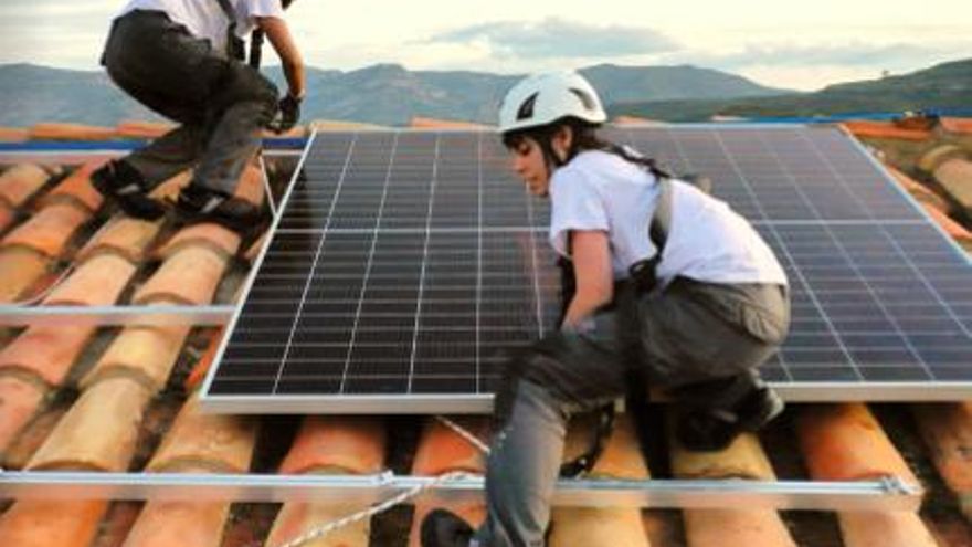 Montaje de paneles solares.