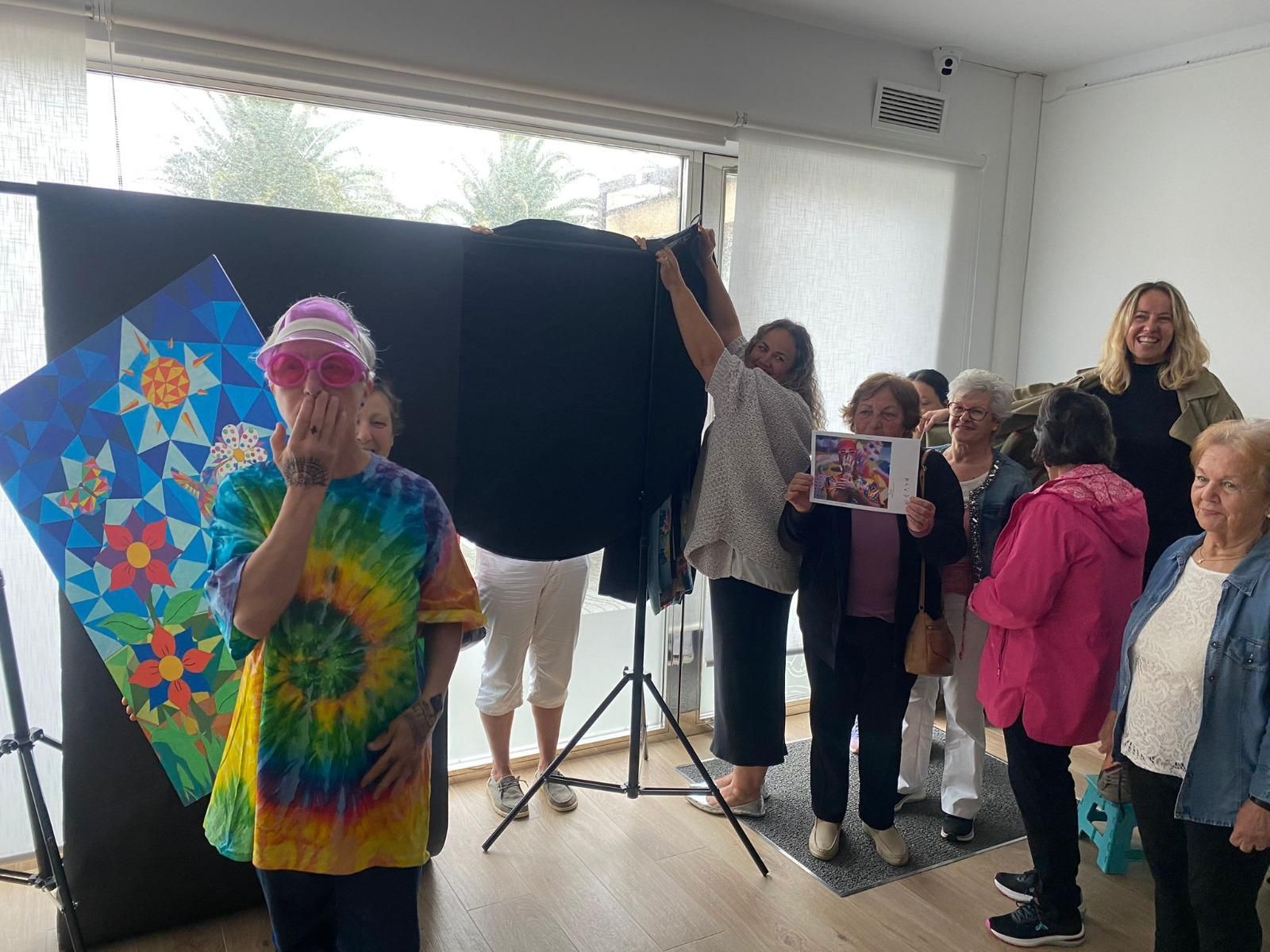 'Las lideresas de Suances' recrean a Okuda.