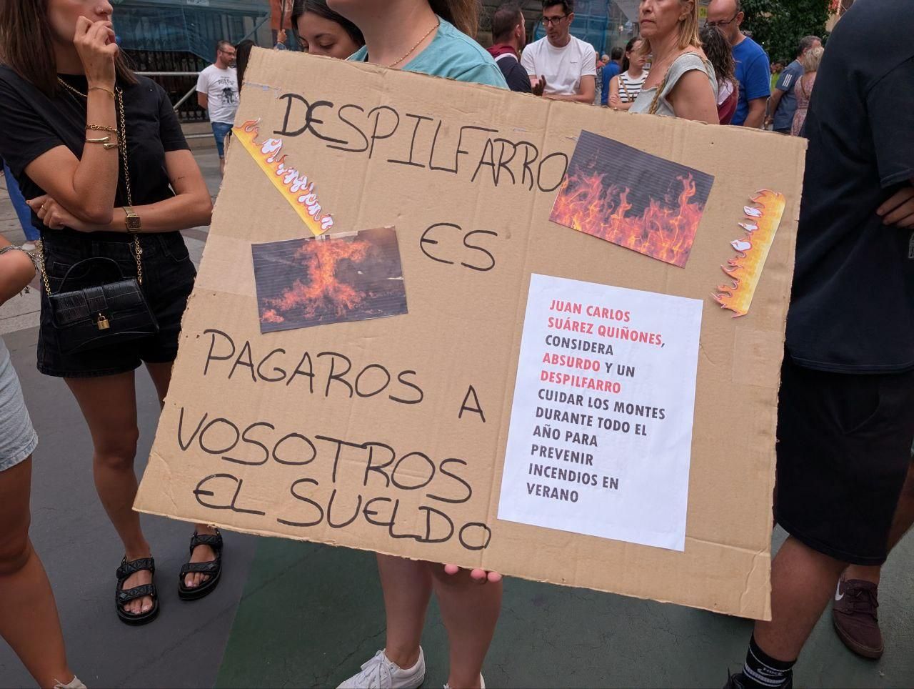 Las pancartas de la indignación en León por los mayores incendios forestales de la historia
