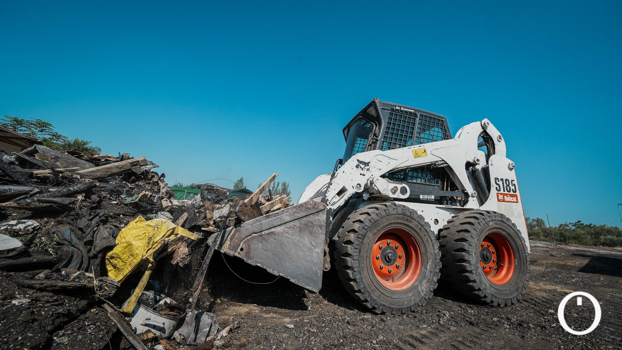 Limpieza de las chabolas frente al Carrefour Zahira